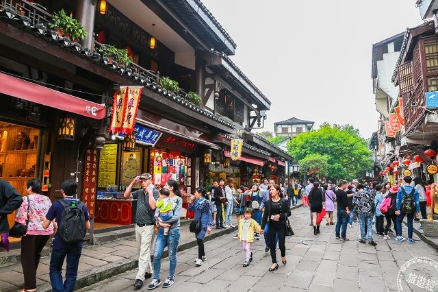 人潮汹涌的磁器口古镇.(图片提供/旅游经)