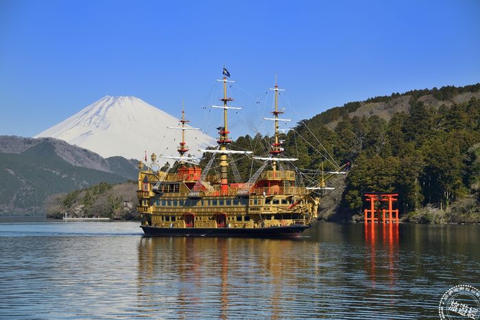 箱根海贼观光船女王芦之湖号,有耀眼的金黄色船身.