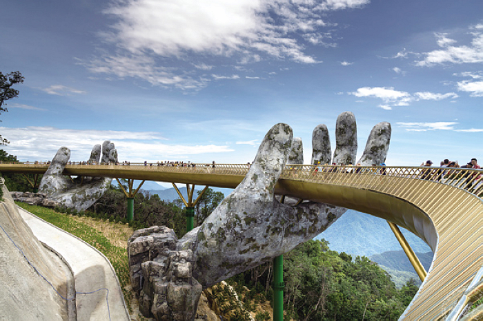 斥资20亿美金打造的黄金桥位於巴拿山山上,海拔1,400公尺,总长150