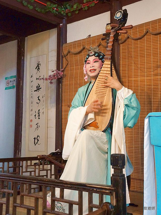 吕成芳老师定期在伏羲茶馆表演昆曲与评弹.(图片提供╱李丽文)