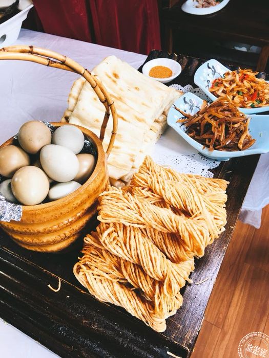 淮扬菜以就地取材,重视刀工,细作精细,口味清淡,其中「钦工肉圆」更是